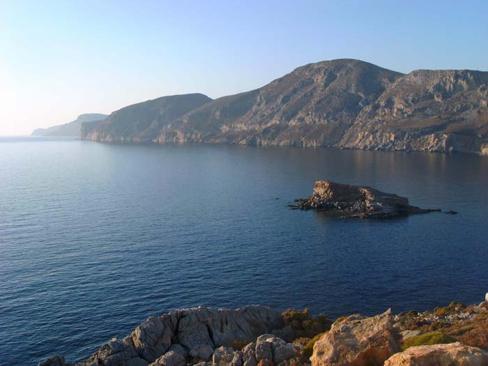 ... mit dem gleichnamigen Inselchen und dem nördlichsten Ausläufer von Kalymnos, ganz hinten die Insel Leros