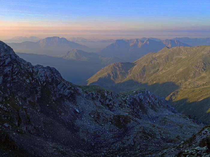 ... in die Scharte zwischen den beiden Gipfeln; im Süden Reißkofel (links) und Jauken der Gailtaler Alpen