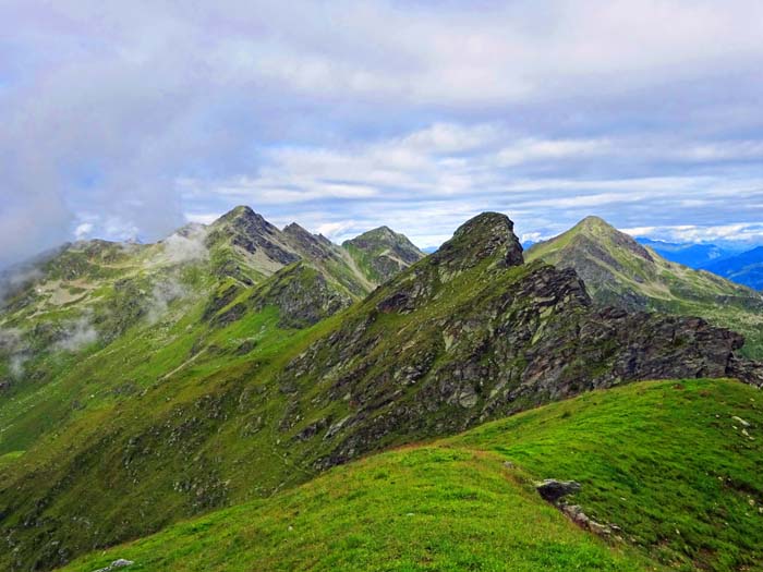 der Weiterweg verläuft meist in der Südflanke knapp unter den Gipfeln von Wallischalmkopf und Moritzhorn, nur die Törl werden betreten