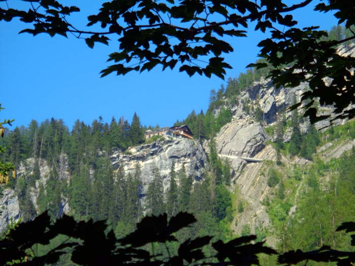 gleich oberhalb des Klammbrückl erspäht man durch die Blätter die Lienzer-Dolomiten-Hütte