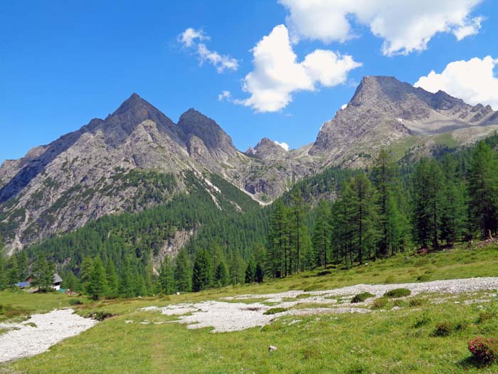 Rückblick gegen Osten aufs Kerschbaumertörl, in dem sich als höchster Gipfel der Lienzer Dolomiten die Sandspitze zeigt; links die beiden Gamswiesenspitzen, rechts der Simonskopf