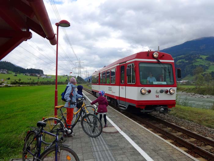 die Pinzgauer Lokalbahn bringt uns hinauf nach Krimml, wo ein Shuttlebus zu den Wasserwelten wartet