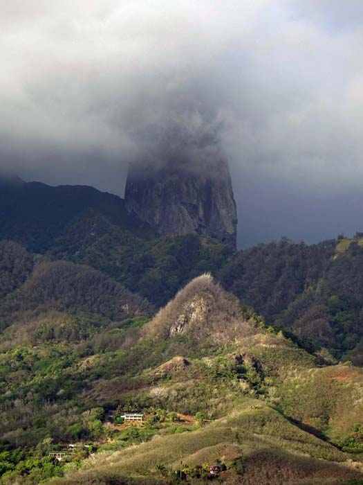 ein amerikanisches Team versuchte sich 2015 am höchsten der über die Insel verteilten Basaltpfeiler; in ihrem Video erscheint das Abenteuer beinahe lustig - wenn es nicht so gefährlich wäre