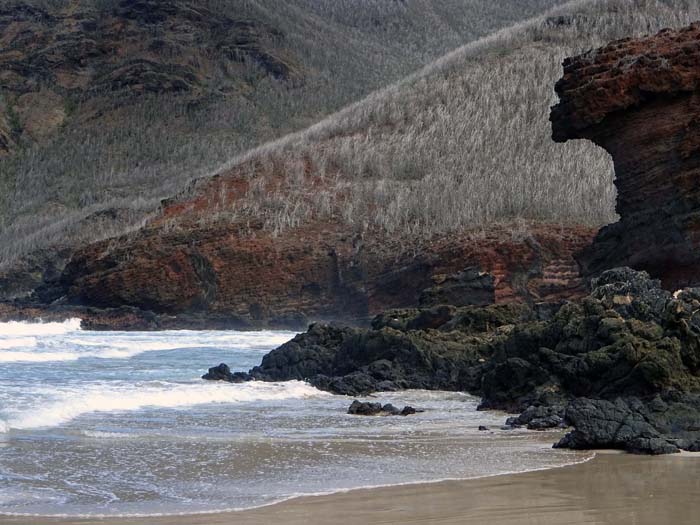 der südliche, wildere Abschnitt wird gern von einheimischen Jugendlichen zum Wellenreiten besucht
