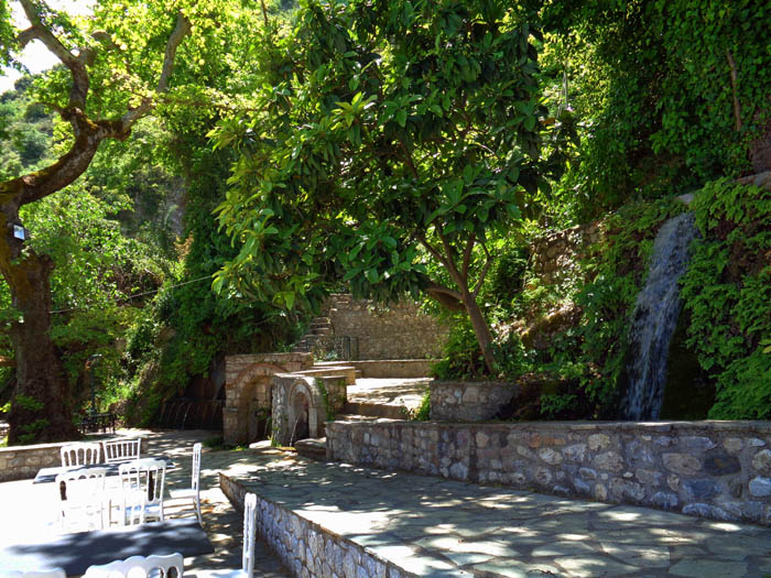 Ausgangspunkt für die Wanderung: ein idyllischer Platz bei den Tavernen des Dorfes Paróri, etwa 5 km von Sparta