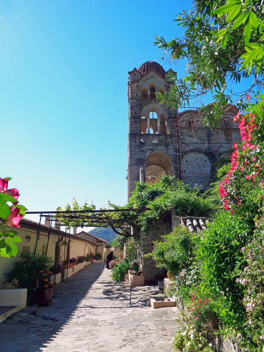 das Pantánassakloster im südlichen Teil des Ruinenfeldes ist auch heute noch von Nonnen bewohnt und besticht mit seinem dreigeschoßigen  Glockenturm
