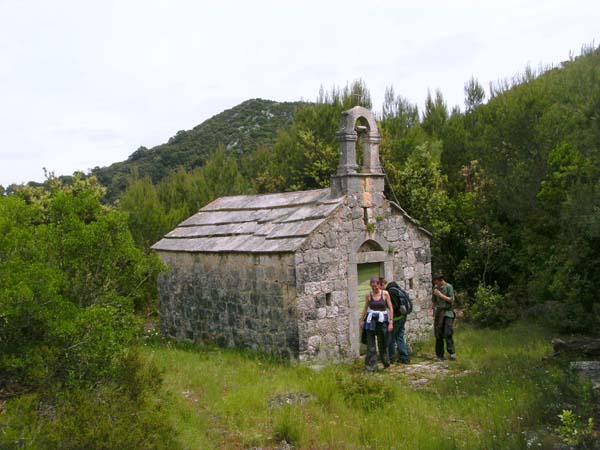 zehn Minuten oberhalb der Bucht eine der vielen sehenswerten Kapellen der Insel - Sveti Nikola
