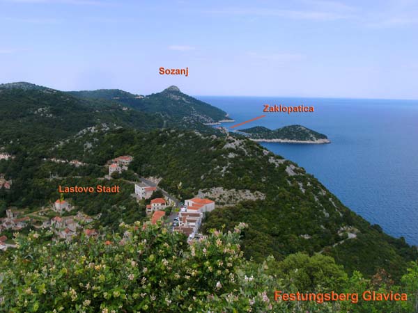 Blick vom Festungsberg der Inselhauptstadt Lastovo entlang der Nordküste nach W; Der Sozanj ganz hinten ist neben dem Hum mit der schönste Aussichtsberg der Insel