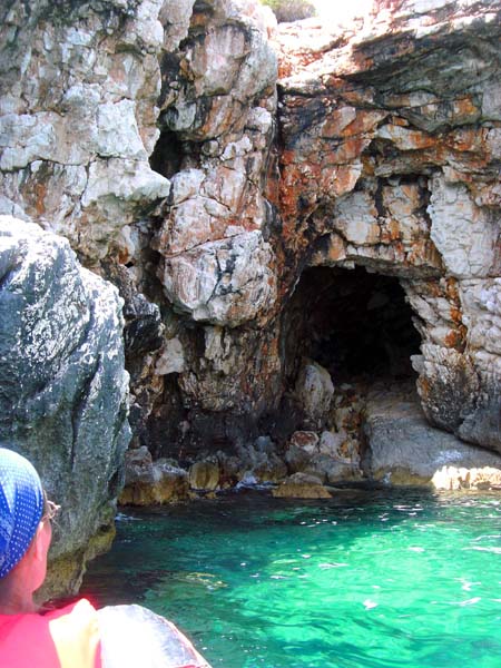die Medjedina-Höhle, bis vor wenigen Jahrzehnten Heimat von Mönchsrobben; erfreulicherweise werden heutzutage in den Gewässern des Naturparks gelegentlich wieder Exemplare dieser seltensten Robbenart der Erde gesichtet