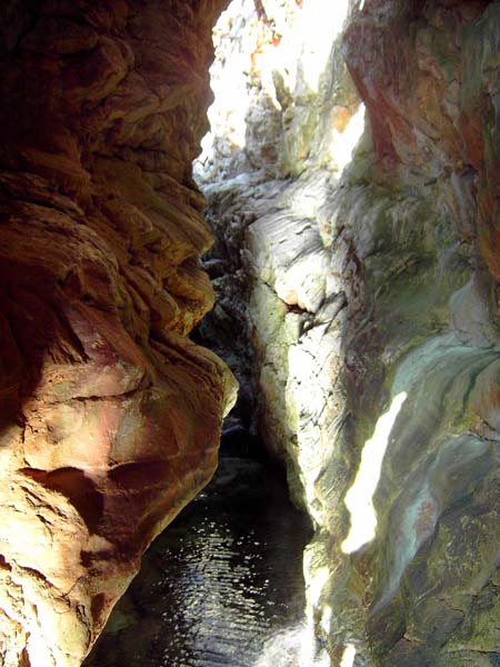fantastische Farbspiele in der Durchgangshöhle am Westfuß von Struga; sie ist in wenigen Minuten vom Beginn der Leuchttum-Auffahrt zu erreichen