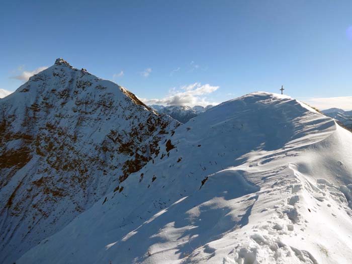 der Leitenkopf hat gleich zwei Gipfelkreuze; links der Zellinkopf mit seinen 300 m hohen Westabstürzen