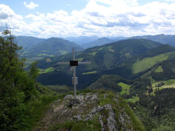 Blick vom Gipfelkreuz nach SW zu den Ennstaler Alpen; über dem Kreuz die Hochtorgruppe