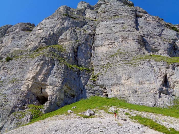 unter der Südwand des Loser; der Einstieg zum Klettersteig befindet sich links des Loserlochs außerhalb des Bildes
