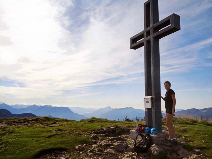 Gipfelkreuz gegen NW, in Bildmitte Schafberg mit Wolfgangsee