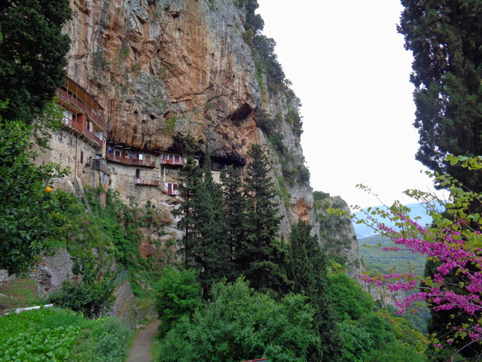 in der Lousíosschlucht: Wie Schwalbennester hängen die Mönchszellen des Podrómou-Klosters in der Steilwand