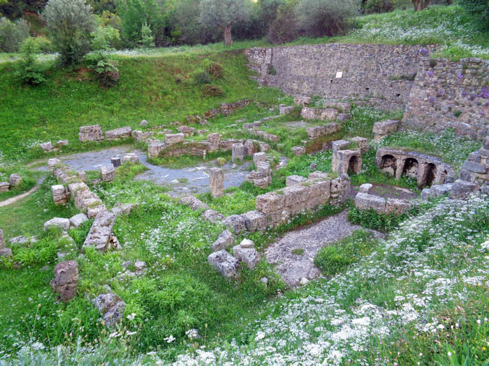 gleich hinter der Steinbrücke jenseits des kleinen Parkplatzes haben in der Mitte des letzten Jahrhunderts französische Archäologen die Überreste der antiken Stadt Gortýs freigelegt