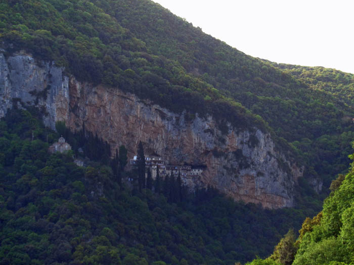 Blick vom alten Filosófou- hinüber zum Podrómou-Kloster ...