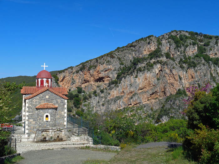 am Rand der Felswände aussichtsreich hoch über der Schlucht gelegen die Kapelle zur Verklärung Christi