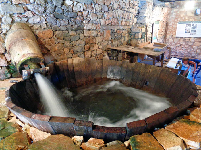 in einem hochinteressanten Wasserkraftmuseum finden sich anschauliche Exponate wie etwa diese „Waschmaschine“, ...
