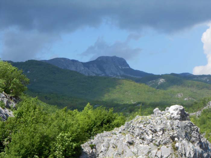 ... erhebt sich das Lovćen-Massiv als Bindeglied zwischen der mediterranen Welt und dem Karst des Binnenlandes; der Jezerski Vrh mit seinem Gipfelmausoleum von O (Cetinje)