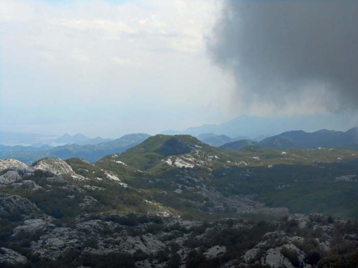 im S das Küstengebirge um die 1586 m hohe Rumija (s. Archiv Bergsteigen), links der Skadarsee
