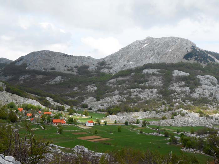 für die montenegrinische Volksseele ist der Jezerski Vrh der wohl bedeutsamste Berg des Landes; eine Straße führt fast bis zum Gipfel, wir fahren bis zur Schneegrenze und besteigen ihn über den SO-Kamm (rechts)