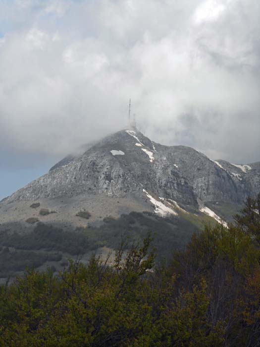 der Štirovnik gegenüber ist um fast 100 m höher und hat gleichfalls eine Straße bis zum Gipfel, darf aber wegen einer militärischen Anlage nicht betreten werden