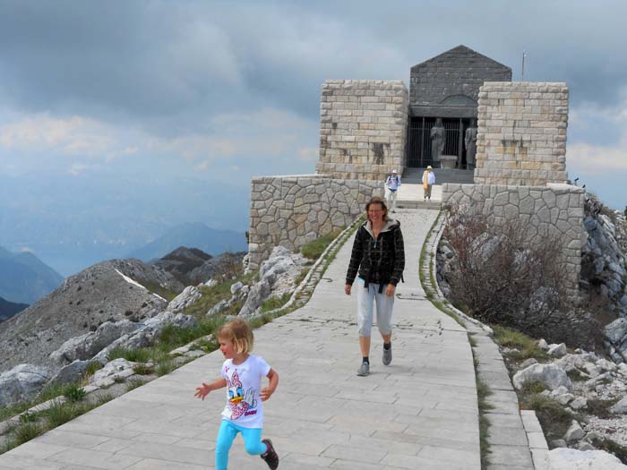 wieder im Freien angelangt erkennt man den Grund, warum dieser Berg als Pilgerstätte, als montenegrinischer Olymp gilt