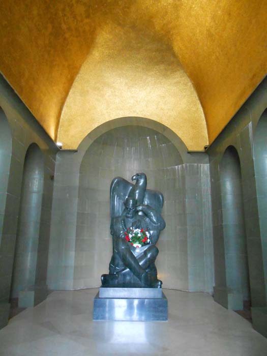 das Zentrum der Gedenkstätte - die Granitskulptur des Dichterfürsten unter Goldmosaik
