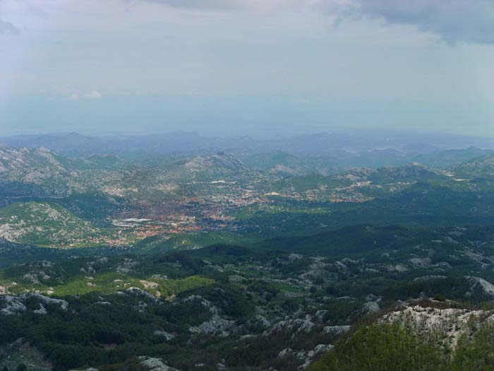 im östlichen Talbecken Cetinje, die alte Hauptstadt Montenegros