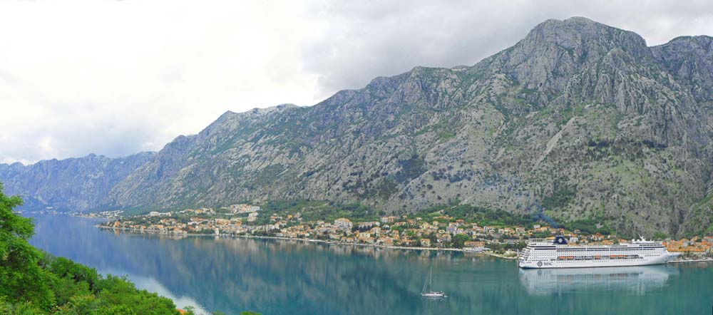 der Doppelgipfel Pestingrad-Đerinski Vrh ragt mehr als einen Kilometer über dem Weltkulturerbeort Kotor in den Himmel