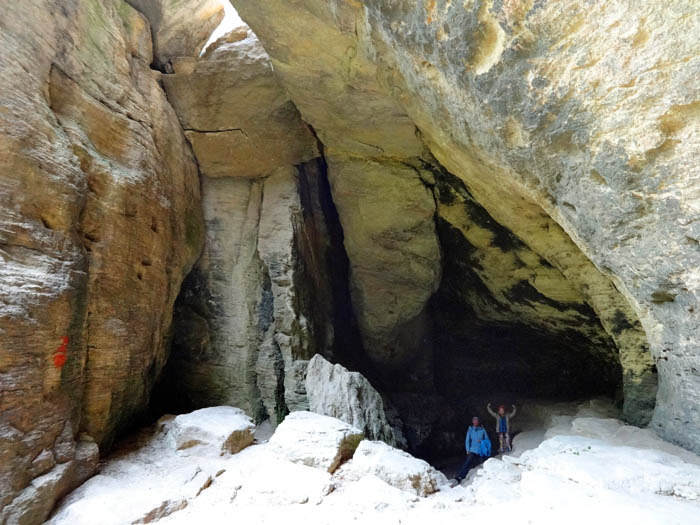ein paar hundert Meter weiter westlich liegen am Wandfuß eine Reihe von Höhlen - ...