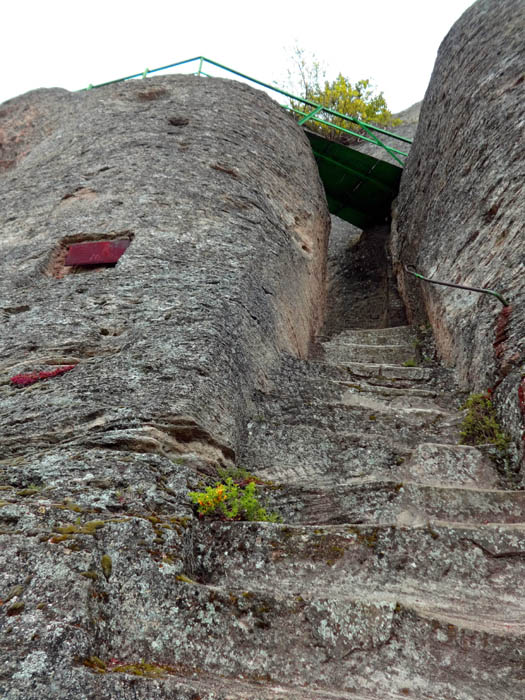 den „alpinistischen Höhepunkt “ von Madara bilden allerdings die knapp 400 Felsstufen hinauf auf die Hochfläche