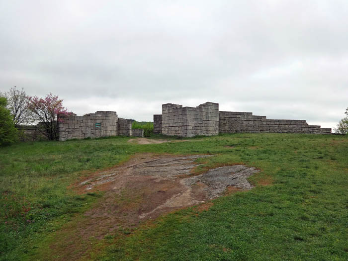... die restaurierten Überreste einer römischen Festung aus dem 4. Jahrhundert, ...