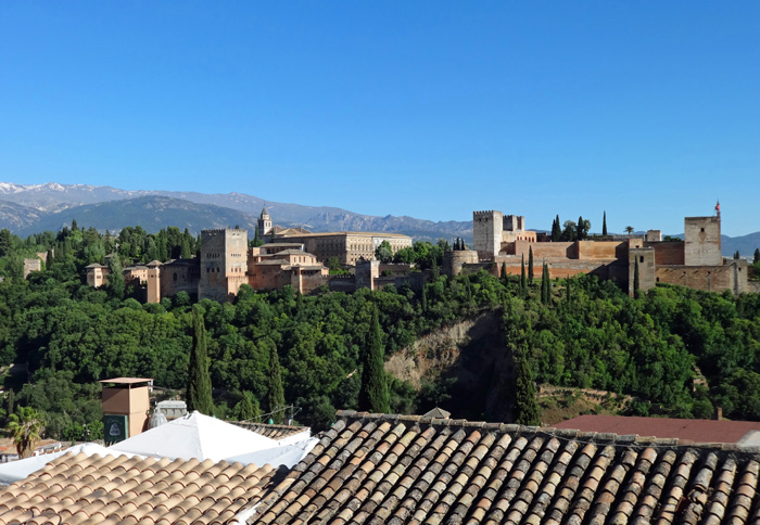 trotz seiner Rolle als absoluter Tourismus-Hotspot hat Granada sein offenes, multikulturelles Flair behalten können; die Alhambra vom Mirador San Nikolás gesehen, ganz am linken Bildrand - noch schneebedeckt - der höchste Berg des spanischen Festlandes, der 3478 m hohe Mulhacén