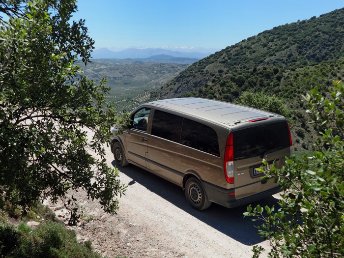 auf unbefestigten Straßen überqueren wir die Sierra de la Pandera; Blick vom Weiler Casa Blanca zurück auf die Sierra Nevada