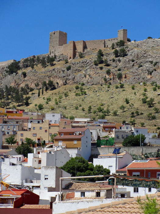 hoch über der Stadt thront das Castillo de Santa Catalina, ...