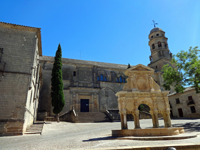 seit 2003 steht das Altstadtensemble von Baeza mit seiner bemerkenswerten Renaissance-Architektur unter UNESCO-Welterbeschutz; im Bild die Kathedrale von 1567 mit dem Brunnen Fuente de Santa María
