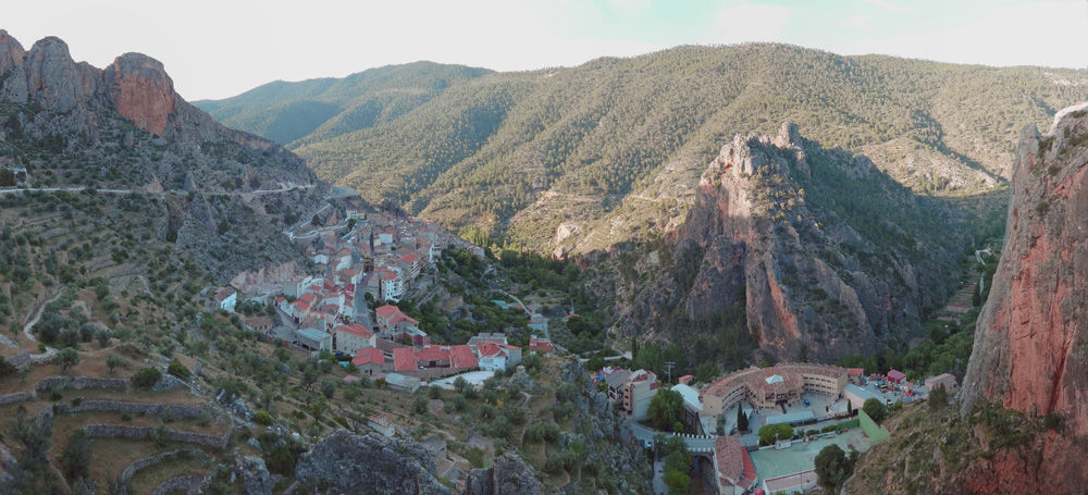 ein weiterer landschaftlicher Höhepunkt und - ähnlich El Chorro - ein Magnet für Kletterer aus aller Welt: das Dorf Ayna über der Schlucht des Río Mundo in der Sierra de Alcaraz