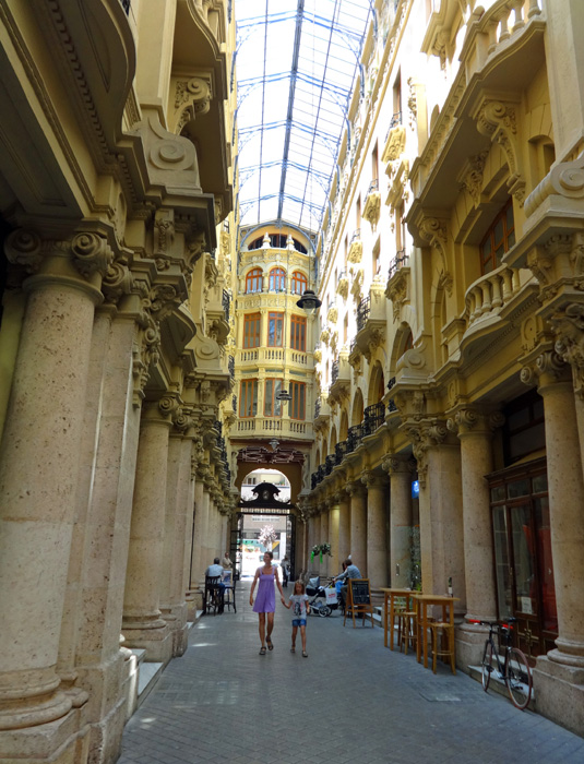 der Pasaje de Lodares in Albacete im wenig besuchten Flachland von La Mancha erinnert ein wenig an die Galleria Vittorio Emanuele II in Mailand