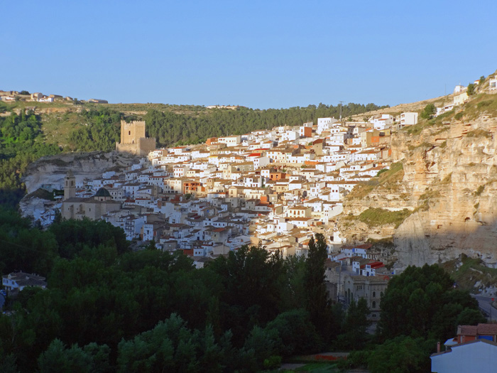 ... an ihrem Abhang das malerische Städtchen Alcalá del Júcar, ein Gewirr steiler Gassen und Treppen