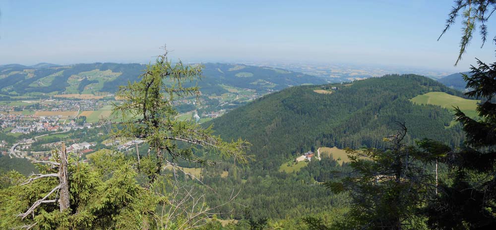 von hier bereits der weite Blick über Scharnstein und das Alpenvorland