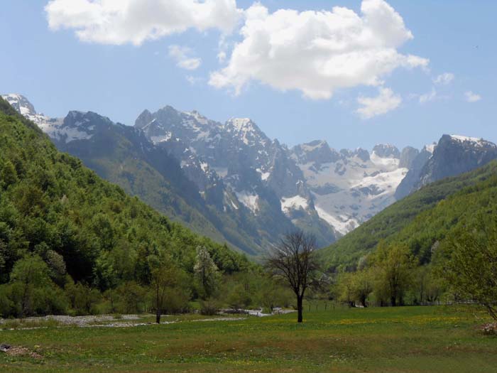 Blick von der Dolja nach S in den Grbaje-Talschluss; die albanische Grenze verläuft quer durch das Kar darüber, ganz rechts der Maja Can