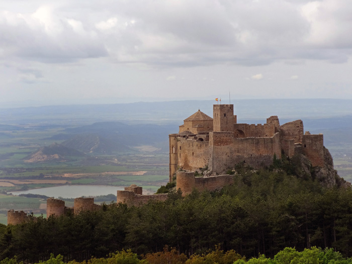 das Castillo de Loarre liegt am Fuß eines kleinen Klettergartens mit Aussicht aufs Ebro-Becken