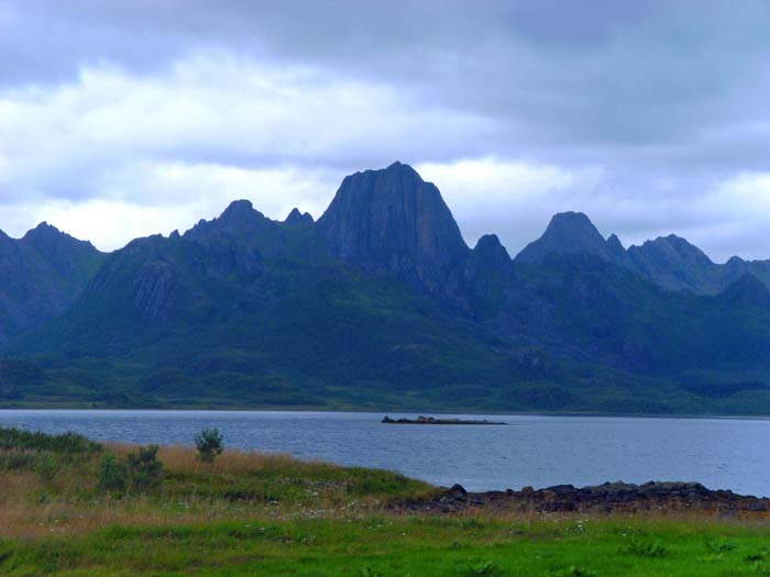 die Vesterålen haben eine Vielzahl von Wander- und Kletterzielen anzubieten, wie hier etwa der Berg Reka (der Spaten) über dem inneren Eidsfjord auf Langøya ...
