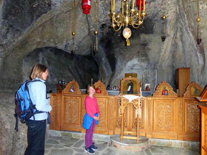 beim Aufstieg zum eigentlichen Kloster passieren wir eine kleine Höhlenkirche im Sockel des Felsturms