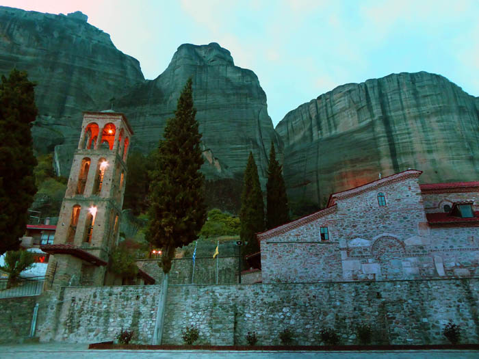 die Athanasioskirche, links Gr. und Kl. Heilige, rechts Alyssos 