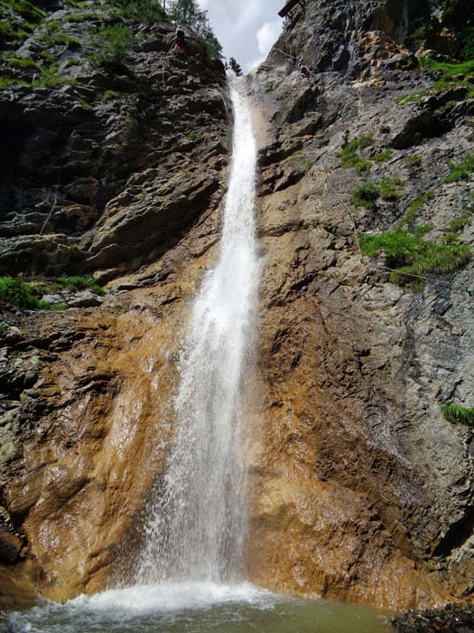 der folgende Wasserfall kann aber auch an seiner linken Seite überwunden werden (Variante „Steinbeißer“, C/D)