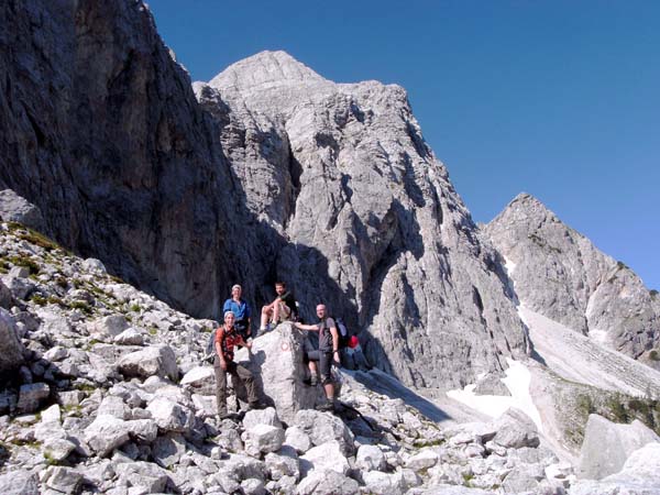 gleich hinterm Törl präsentiert sich die Nordwand der Mala Mojstrovka - deutlich zu erkennen die Einstiegsrampe des Klettersteiges