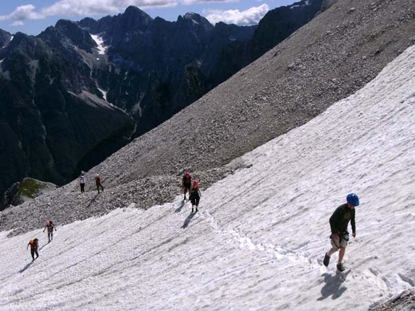 das Schneefeld vor dem letzten Gipfelaufbau -  Blick gegen O